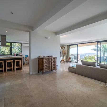 Sumptuous House With Pool And Sea View بيت للعطل