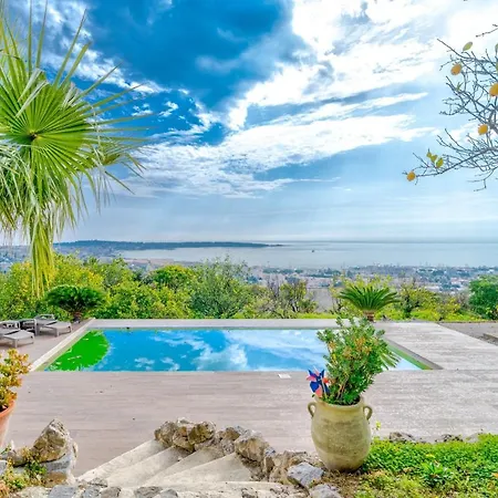 Sumptuous House With Pool And Sea View بيت للعطل فالوريس