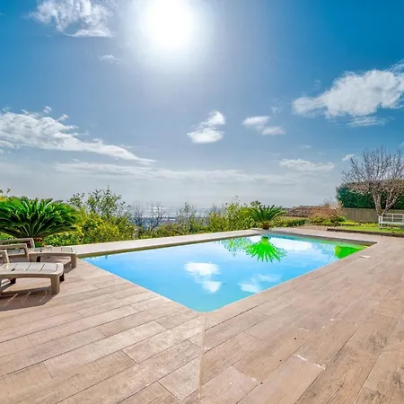 Sumptuous House With Pool And Sea View بيت للعطل